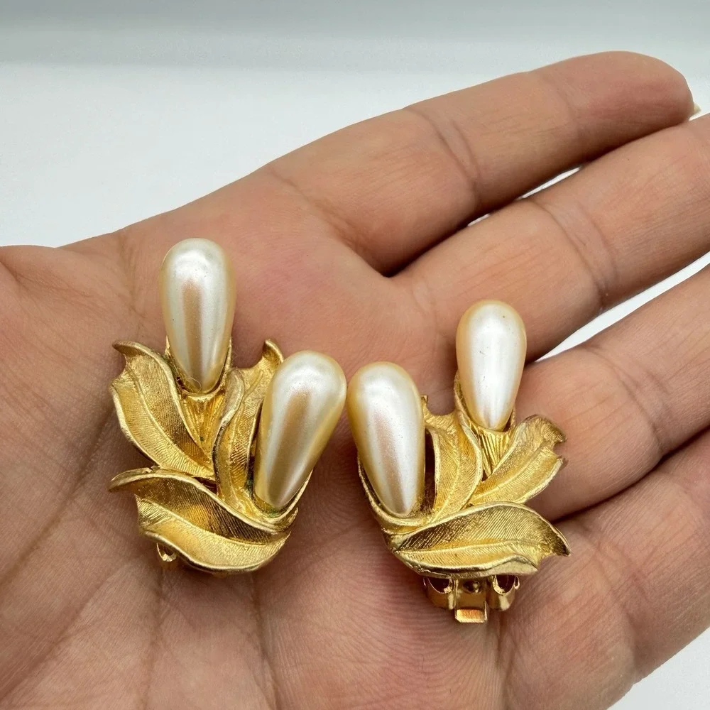 Vintage Signed ART Arthur Pepper Brooch Earring Set Baroque Faux Pearl Gold Tone